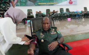Read more about the article Sambut Hari Juang TNI AD dan HUT Kodam Kasuari dengan Doa Bersama dan Baksos