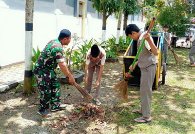 Read more about the article Babinsa Koramil 0806/01 Trenggalek bersama Pelajar Kerja Bakti Bersihkan TMP