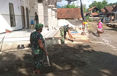 Read more about the article Koramil 0806/03 Durenan Bantu Warga Bersihkan Mushola Desa Karanganom