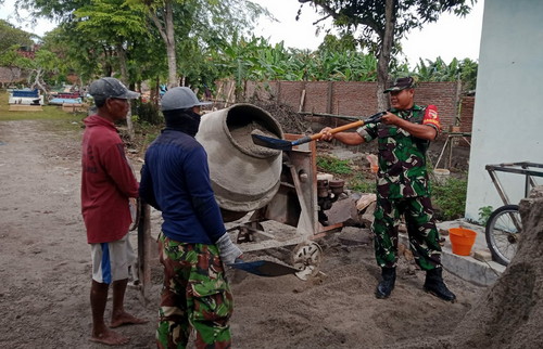 You are currently viewing Babinsa Kajang Bantu Warga Bangun Pagar Pemakaman Umum