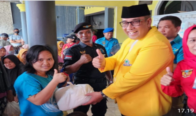 Read more about the article Kader Golkar, Andi Surya, Serahkan Beasiswa dan Tali Asih di Kelurahan Tanjung Senang