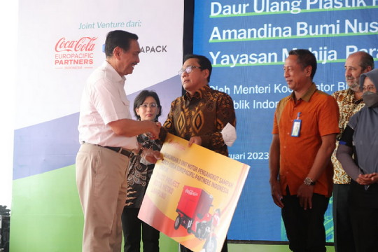 Read more about the article CCEPIndonesia dan Dynapack Asia Memungkinkan Sirkulasi Lokal untuk Botol Plastik
