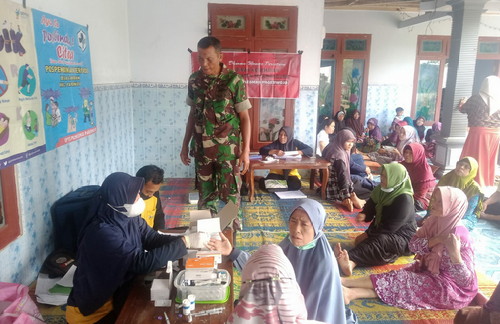 Read more about the article Serma Sutrisno Dampingi Nakes Laksanakan Vaksinasi Booster