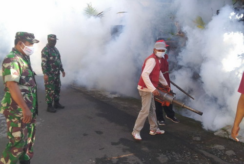 Read more about the article Waspada Demam Berdarah, Koramil 0806/01 Trenggalek bersama Dinkes Lakukan Fogging
