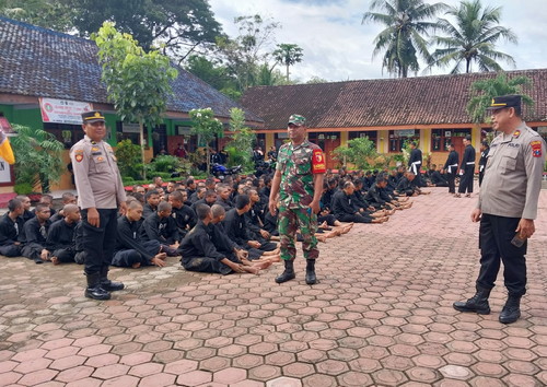 Read more about the article Babinsa Jatiprahu Amankan Kegiatan Tes Kenaikan Tingkat Siswa PSHT Ranting Karangan
