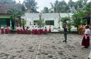 Read more about the article Babinsa Koramil Kwadungan Jadi Irup di SDN 01 Budug