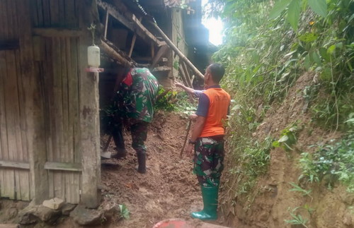 You are currently viewing Babinsa Pringapus Bantu Penanganan Tanah Longsor Yang Menimpa Rumah Warga