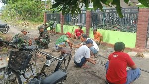 Read more about the article Bersama Warga, Anggota Kodim Tulungagung Kerja Bakti Membangun Pagar TPU