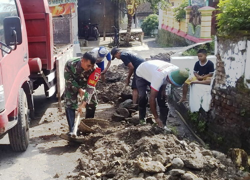 Read more about the article Antisipasi Banjir, Babinsa bersama Warga Gotong Royong Bersihkan Selokan