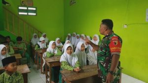 Read more about the article Babinsa Koramil 0806/06 Gandusari Ajarkan Wasbang Siswa MI Jajar