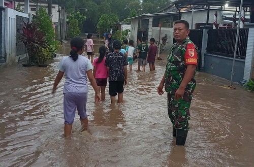 Read more about the article Tanggap Banjir, Babinsa Tempursari Pantau Desa Binaan