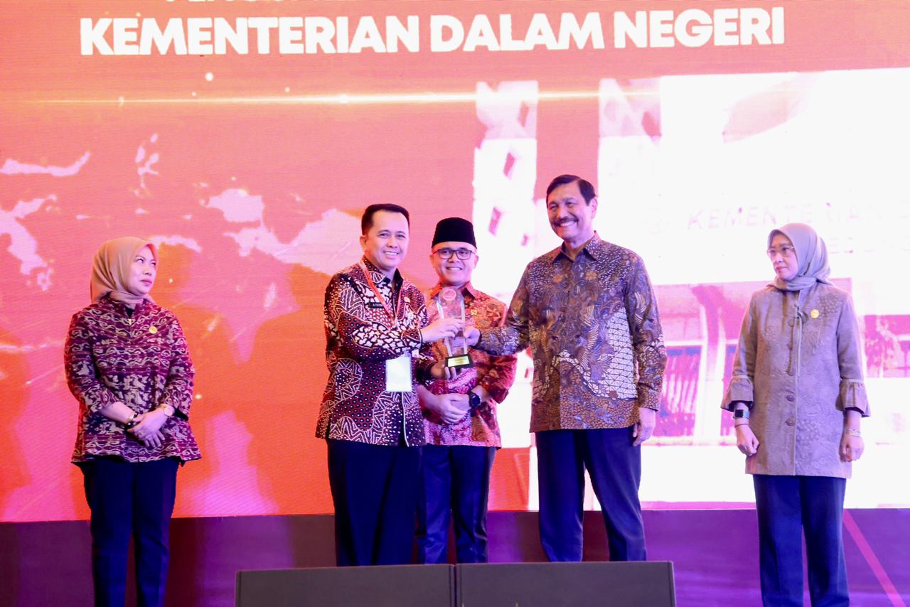 Read more about the article Perkuat Kebijakan SPBE, Kemendagri Terima Penghargaan Digital Government Award 2023