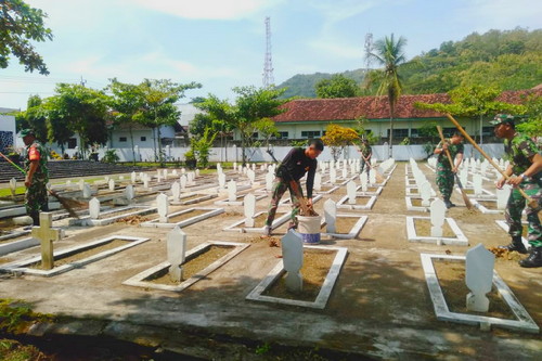 Read more about the article Koramil 0806/01 Trenggalek Laksanakan Karya Bakti Pembersihan TMP