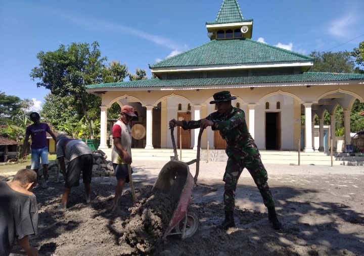 Read more about the article Bersama Warga Desa Binaan, Babinsa Kodim 0802/Ponorogo Kerja Bakti Bangun Halaman Masjid