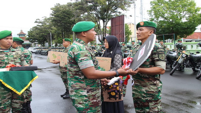 Read more about the article Dandim Cilacap Serahkan Sepeda Motor Dinas Babinsa dan Bingkisan Hari Raya Idul Fitri 1444 H