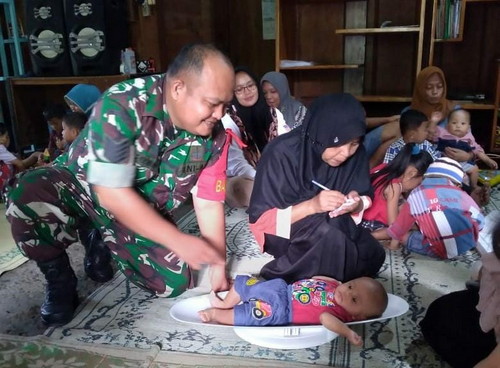 You are currently viewing Babinsa Posramil Pitu Turut Berperan Aktif Cegah Stunting