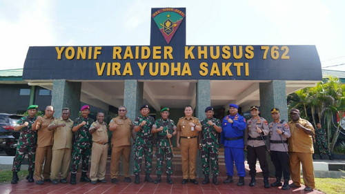 Read more about the article 2 Yonif Bantu Kodam Kasuari Dalam Tugas Kewilayahan, Pangdam “Cintai dan Sayangi Masyarakat Karena Mereka Saudara Kita”