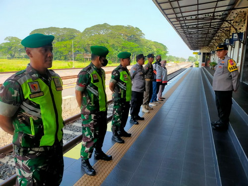 Read more about the article Berikan Rasa Aman, TNI-Polri Lakukan Pengamanan di Stasiun Caruban