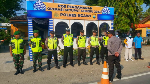 Read more about the article Jelang Arus Balik, Anggota Koramil 04/Padas Laksanakan Pos Pam Idul Fitri