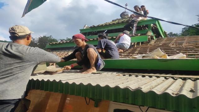 Read more about the article Manunggal dengan Rakyat, TNI-Polri Rehab Musholla Miftahul Jannah