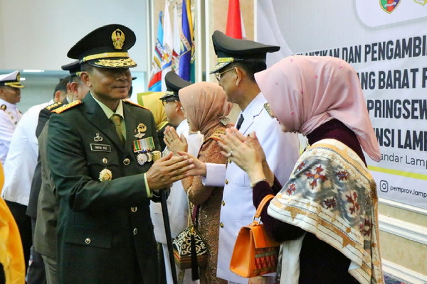 Read more about the article Danrem 043/Gatam Ucapkan Selamat Kepada Pj. Bupati Tubaba, Pj. Bupati Pringsewu dan Pj. Bupati Mesuji