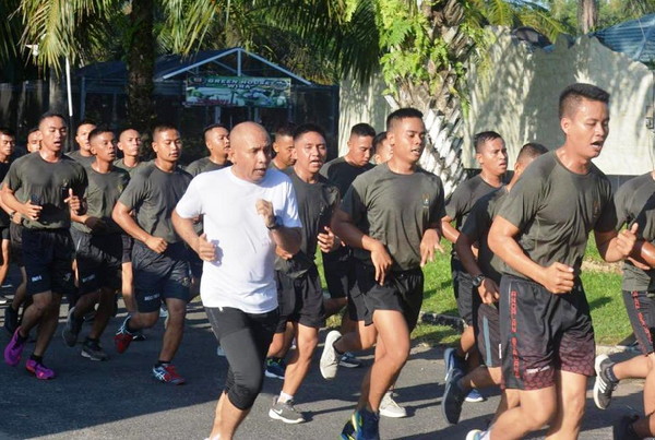 Read more about the article Ciptakan Kebersamaan Danrem 043/Gatam Aerobik bersama Anggota Yonif 143/TWEJ