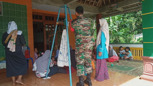 Read more about the article Babinsa Desa Manisharjo Bantu Pelaksanaan Kegiatan Posyandu