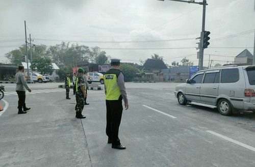 Read more about the article Antisipasi Kerawanan Pada Puncak Arus Balik ke 2, TNI-Polri Lakukan Pengamanan di Exit Tol Caruban