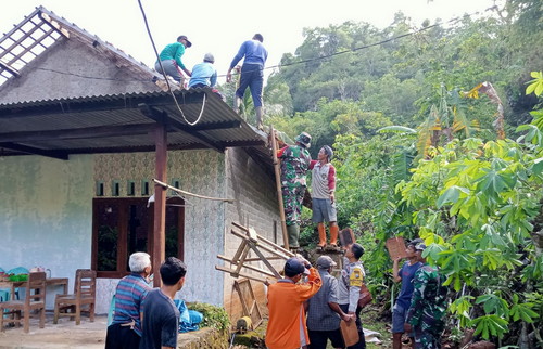 Read more about the article Babinsa Koramil 0801/11 Donorojo bersama Warga Lakukan Gotong Royong