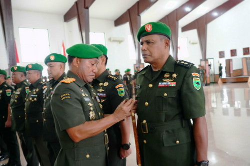 You are currently viewing Sertijab Pejabat Kodam Kasuari: Pangdam  Tunjuk Letkol Inf Syawaludin Abuhasan Sebagai Kapendam Baru