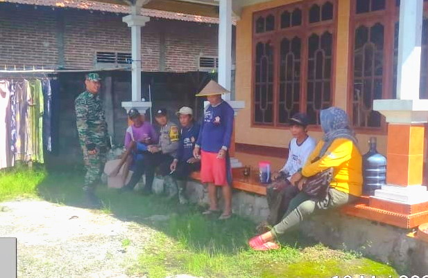 Read more about the article Komsos Dengan Warga, Serda Zairin Dengarkan Situasi Keamanan Wilayah Binaan