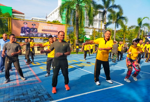 Read more about the article Tingkatkan Sinergitas TNI Polri, Dandim 0801/Pacitan Ikuti Olah Raga Bersama