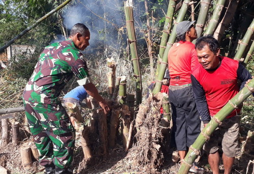 Read more about the article Anggota Kodim 0802/Ponorogo Laksanakan Kerja Bakti bersama Warga