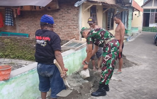 Read more about the article Anggota Koramil 01/Ngawi Kerja Bakti Bersama Masyarakat