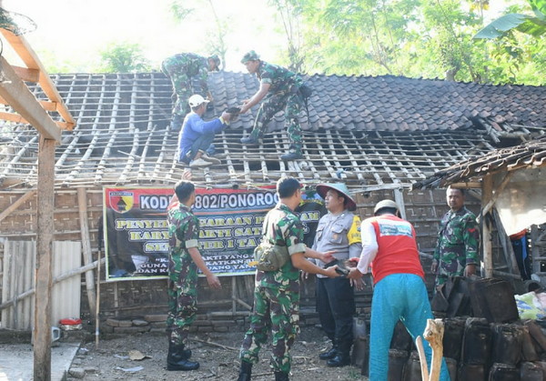 Read more about the article Pak Untung Terharu dan Senang Rumahnya Direhab oleh Kodim 0802/Ponorogo