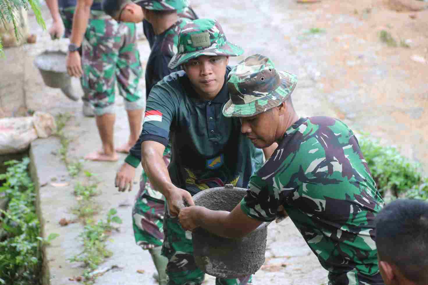 Read more about the article Gotong-Royong, Satgas TMMD Dan Warga Cor Jalan Perbukitan Di Kelurahan Pidada
