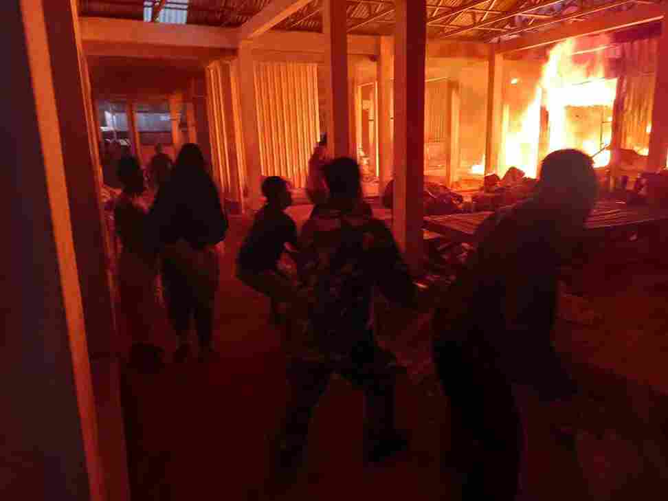 Read more about the article Babinsa Koramil 0801/03 Arjosari Bantu Dinas Pemadam Kebakaran Atasi Kebakaran