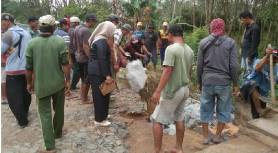 Read more about the article Kepalo Tiyuh Mekarjaya Motori Perbaikan Jalan dan Jembatan