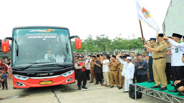 Read more about the article Ikut Lepas Jemaah Calon Haji Tubaba, Kapolres: Semoga Menjadi Haji Mabrur