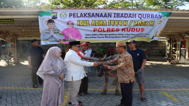 You are currently viewing Peringati Idul Adha 1444 H Polres Kudus Serahkan Bantuan Hewan Qurban 3 Ekor Kerbau 10 Ekor Kambing
