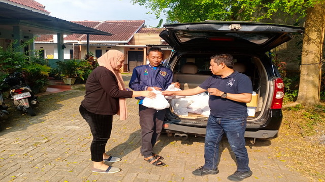 Read more about the article Alumni SMP Negeri 1 Metro Bagikan Daging Kurban
