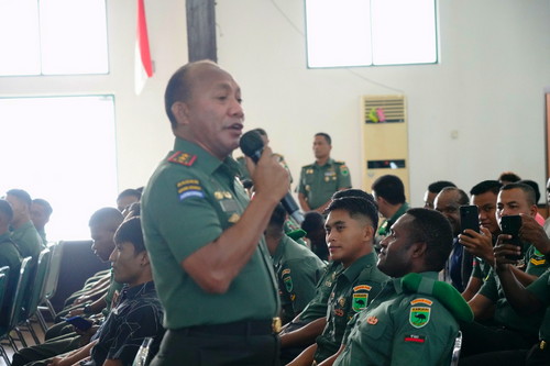 Read more about the article Suara Emas Pangdam Kasuari Sergap Ketelinga Peserta Penyerapan Vaksinasi Gotong Royong