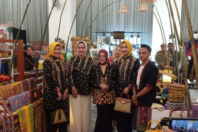 Read more about the article Istri Menteri Pemdes PDTT Kunjungi Lampung Craft