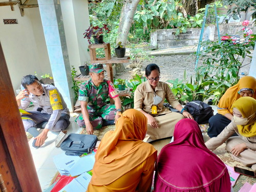 Read more about the article Babinsa Koramil 0805/12 Mantingan Dampingi Kegiatan Posyandu