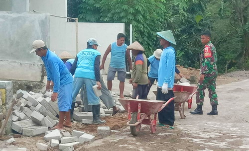 You are currently viewing Babinsa Geneng Karya Bakti Pasang Paving Blok Jalan bersama Warga