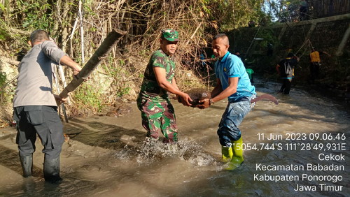 You are currently viewing Babinsa Kodim 0802/Ponorogo Gotong Royong Bersihkan Sampah di Sungai
