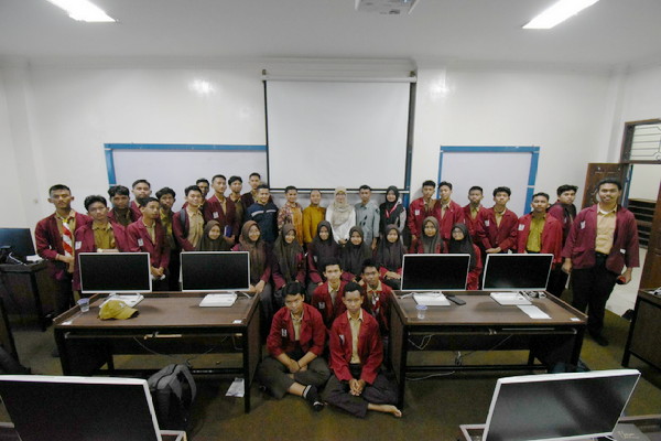 You are currently viewing Dosen Prodi Teknik Informatika Darmajaya Kenalkan Platform Django kepada Pelajar SMK Telkom Lampung