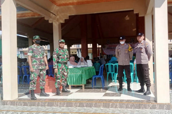 You are currently viewing Anggota Koramil dan Polsek Pakel Amankan Jalannya Pelantikan Kades PAW Suwaluh