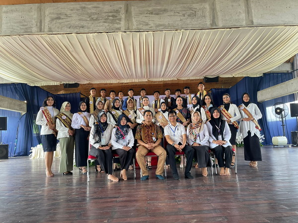 You are currently viewing IIB Darmajaya Berikan Beasiswa Kuliah 100 Persen kepada Muli-Mekhanai Tubabar 2023