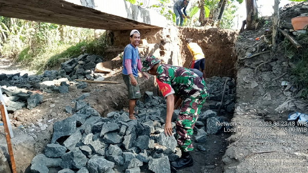 You are currently viewing Gotong Royong, Babinsa Kodim 0802/Ponorogo dan Warga Kerja Bakti Pelebaran Jembatan